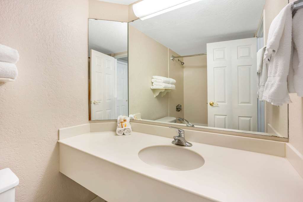 La Quinta Inn & Suites by Wyndham Seattle Sea Tac Airport - photo 22
