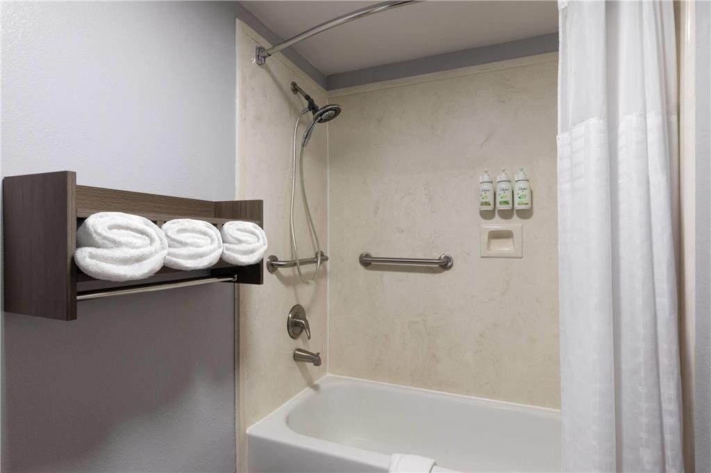 Baymont by Wyndham Moss Point Pascagoula - photo 16