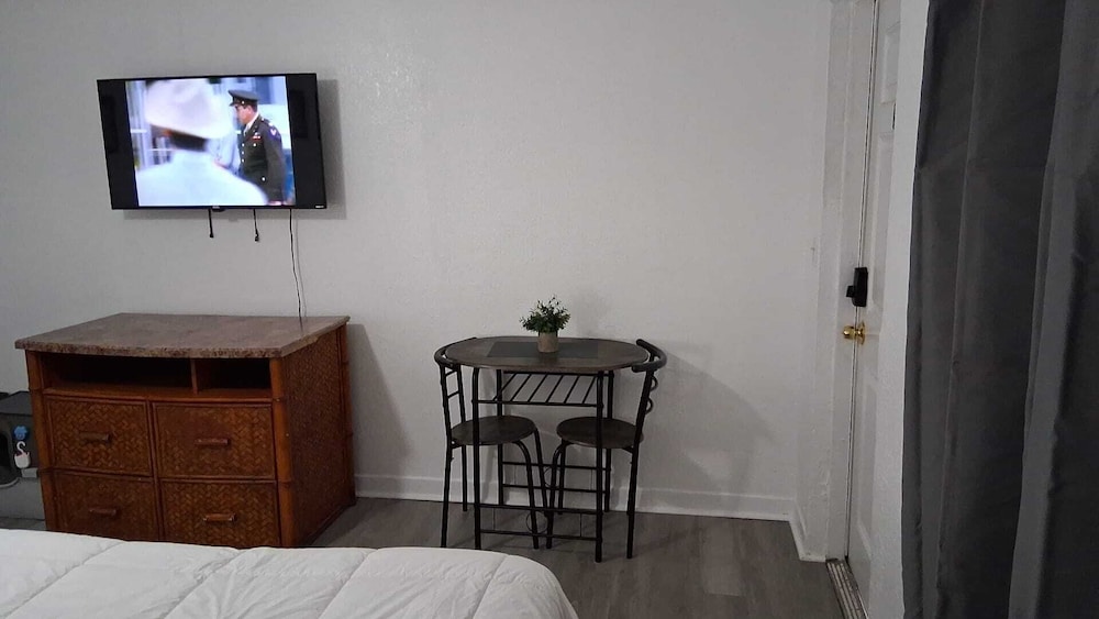Daytona Shores Inn & Suites - photo 17