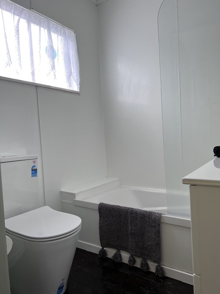 Under Walnut Tree — 4-Star Luxury Hotel in Rotorua, New Zealand
