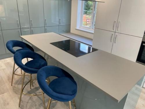 Large 5 Bedroom Family home with parking and WI FI — 4-Star Luxury Hotel in Kettering, United Kingdom