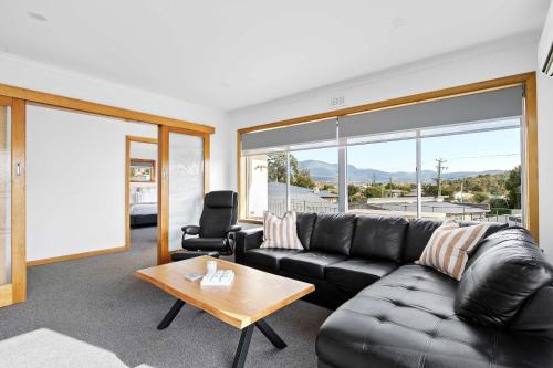 The Residential Retreat Sleeps 15 Close To Shops — Warrane