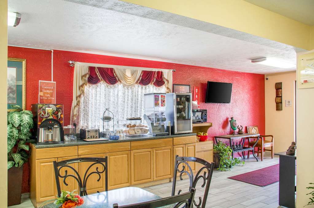 Econo Lodge Lansing Leavenworth - photo 3