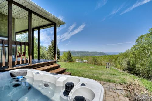 Idyllic Nature Retreat Hot tub and Scenic Views in Baie-Saint-Paul, Canada
