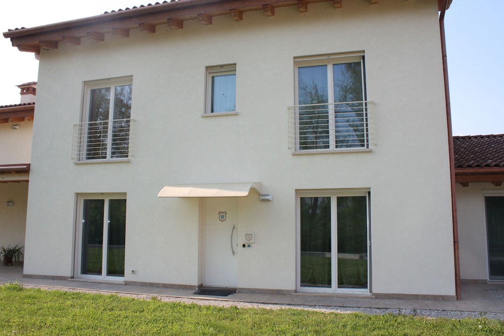 Elis' Rooms — 4-Star Luxury Hotel in Sernaglia Della Battaglia, Italy