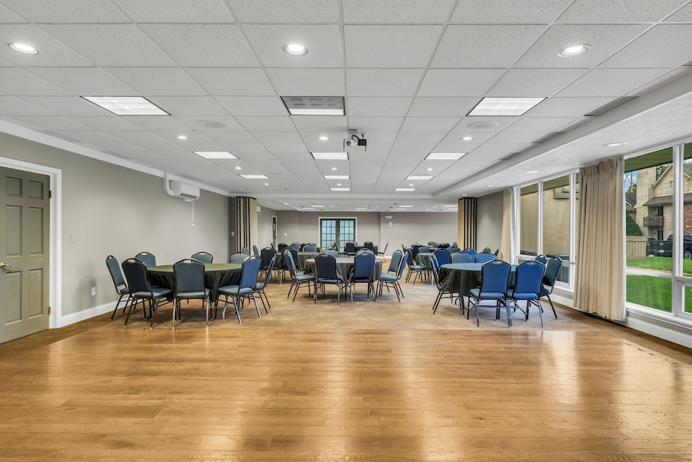 Eastlake Suites Hotel & Conference Center By OYO Urbana - photo 132