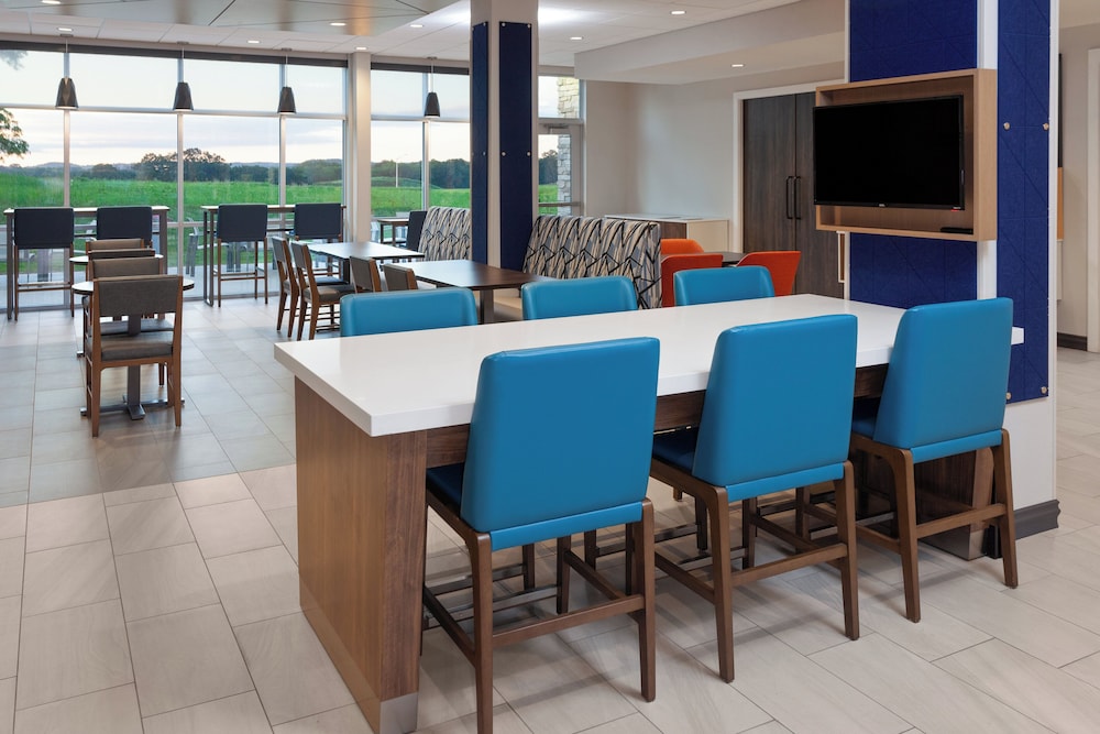 Holiday Inn Express & Suites Reedsburg Dells Area by IHG - photo 52