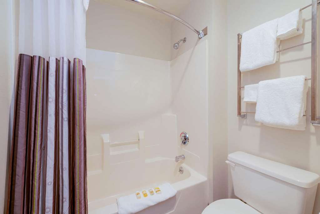 La Quinta Inn & Suites by Wyndham Cleveland Macedonia - photo 27