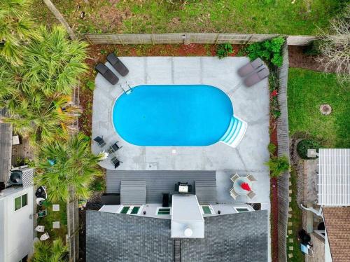 Seaside Escape w Pool 5 Min Walk to Beach — hotel in Jacksonville Beach
