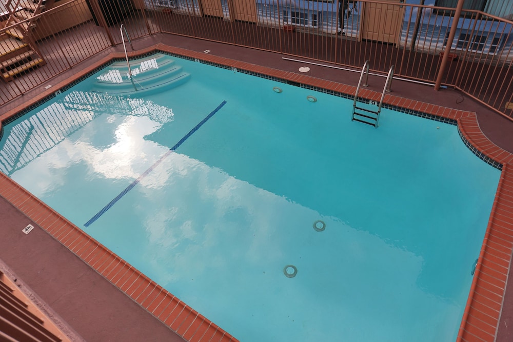 Hollywood Inn Express North - photo 20