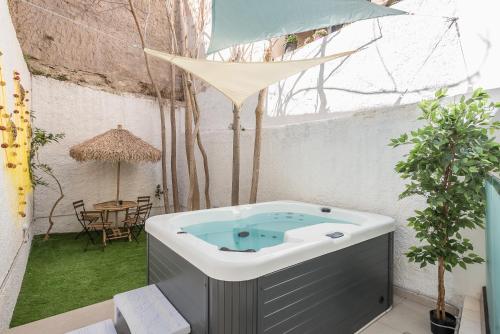 Kastela's Harbor Retreat with Jacuzzi — 4-Star Luxury Hotel in Piraeus, Greece