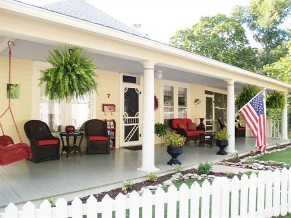 Red Bud Manor in Eureka Springs, United States