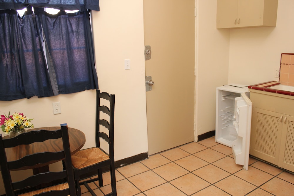 La Siesta Motel - photo 20