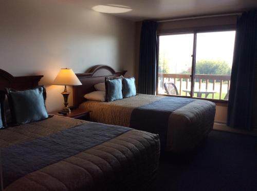 Scenic Shore Inn - photo 4