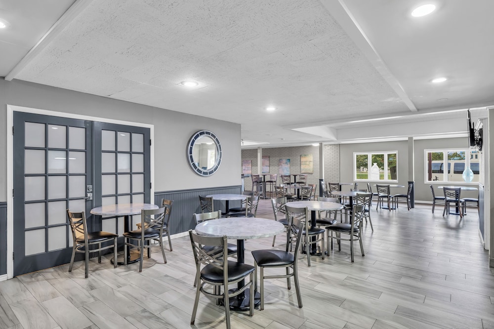 Eastlake Suites Hotel & Conference Center By OYO Urbana - photo 123