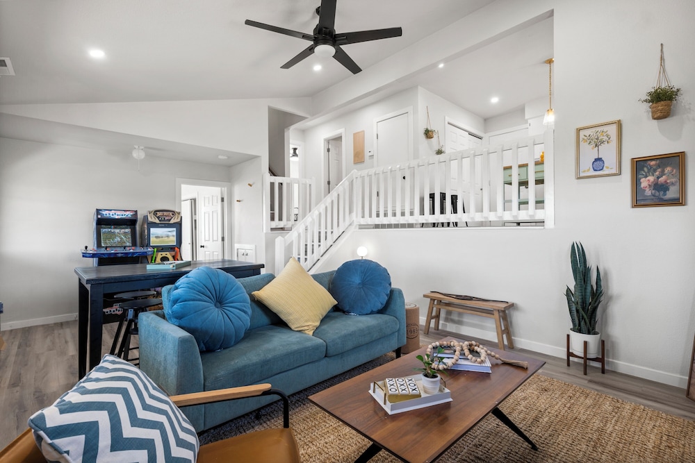 The Heritage Hideaway Sweeping Views Games & More — hotel in Leander