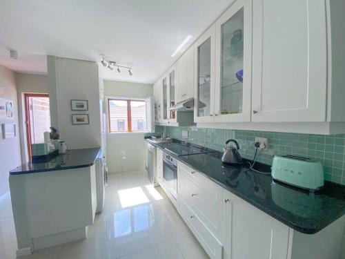 Kalk Bay Stylish 2Bed with Private Deck & Seaviews 10 SJT