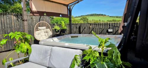 The Green Monkey Lux Suite at The Grumpy Schnauzer B&B Private Hot Tub Gym Breakfast Stunning — 4-Star Luxury Hotel in Coatbridge, United Kingdom