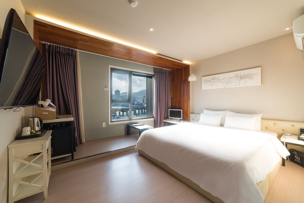 Bridge Hotel - carbon neutral hotel in Busan