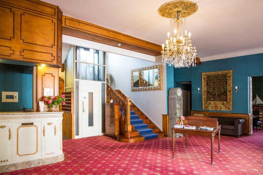 Hostellerie de la Roseraie — hotel in Cazaubon
