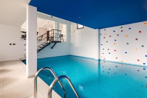 Luxury Villa Cosmopolitan with Pool — Podstrana — photo 4
