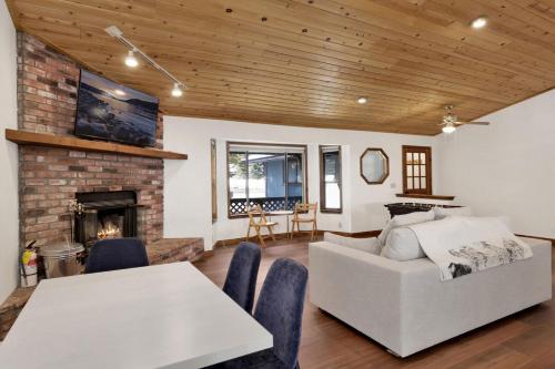 Blue Bear Lodge Big Bear Spacious Single Level Family Retreat — 4-Star Luxury Hotel in Big Bear City, United States