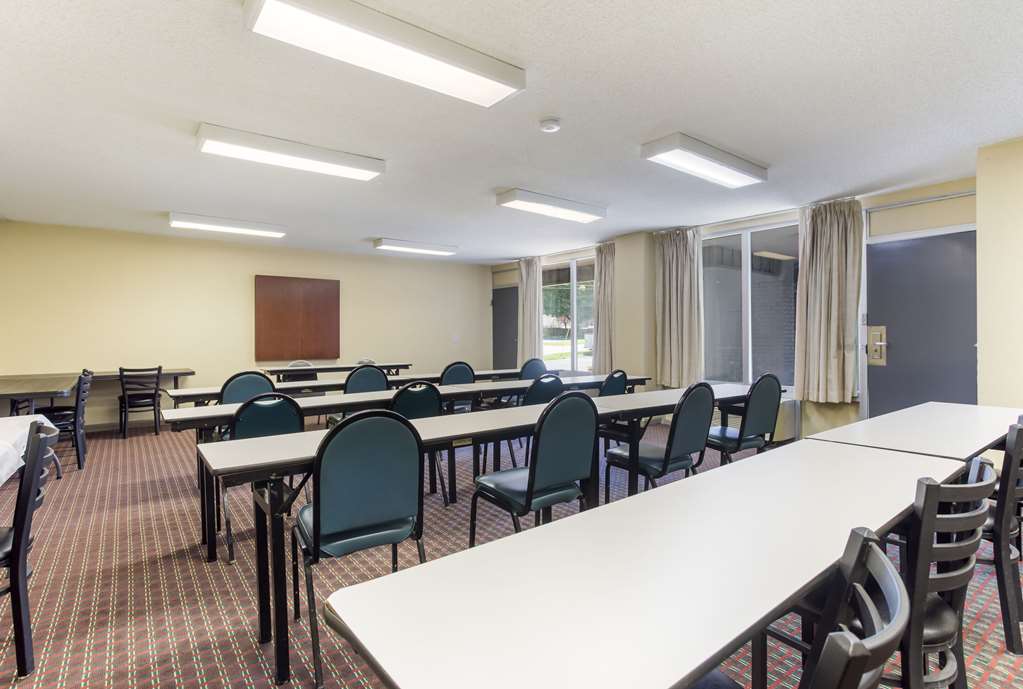 Econo Lodge Gallatin Metro Nashville - photo 28