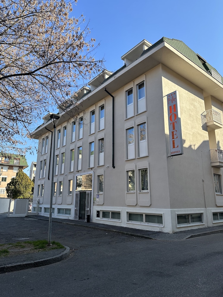 Hotel Kristall — hotel in Corsico