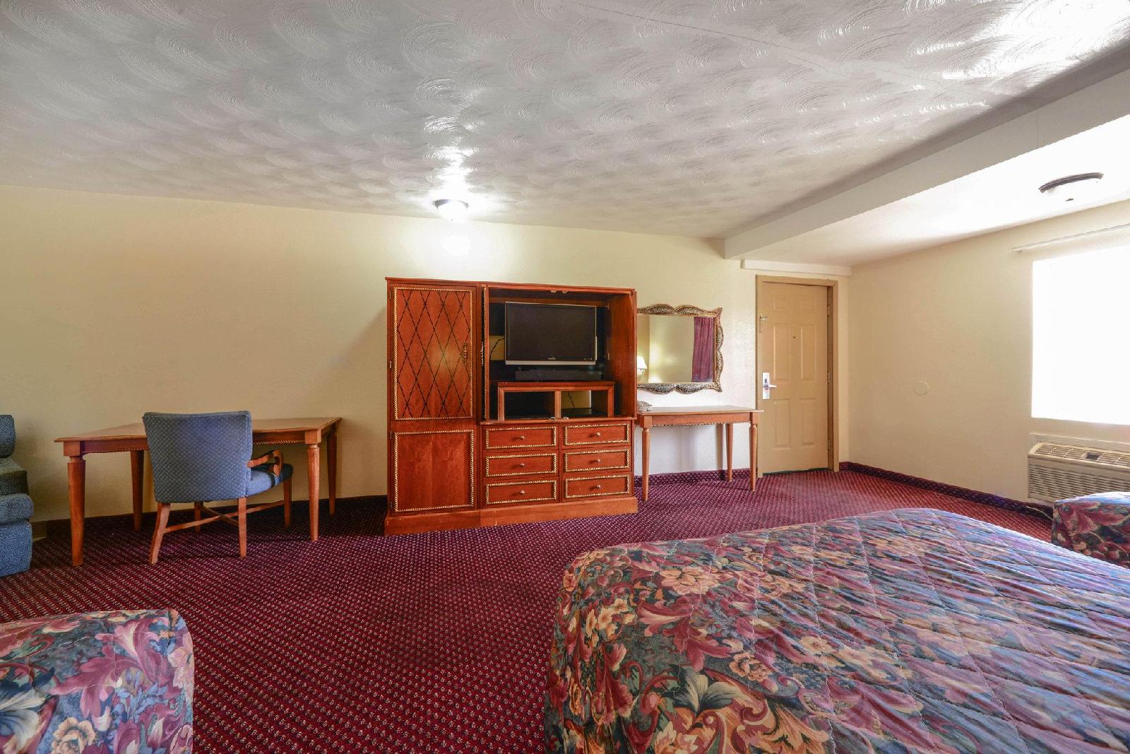 Econo Lodge Inn & Suites - photo 12