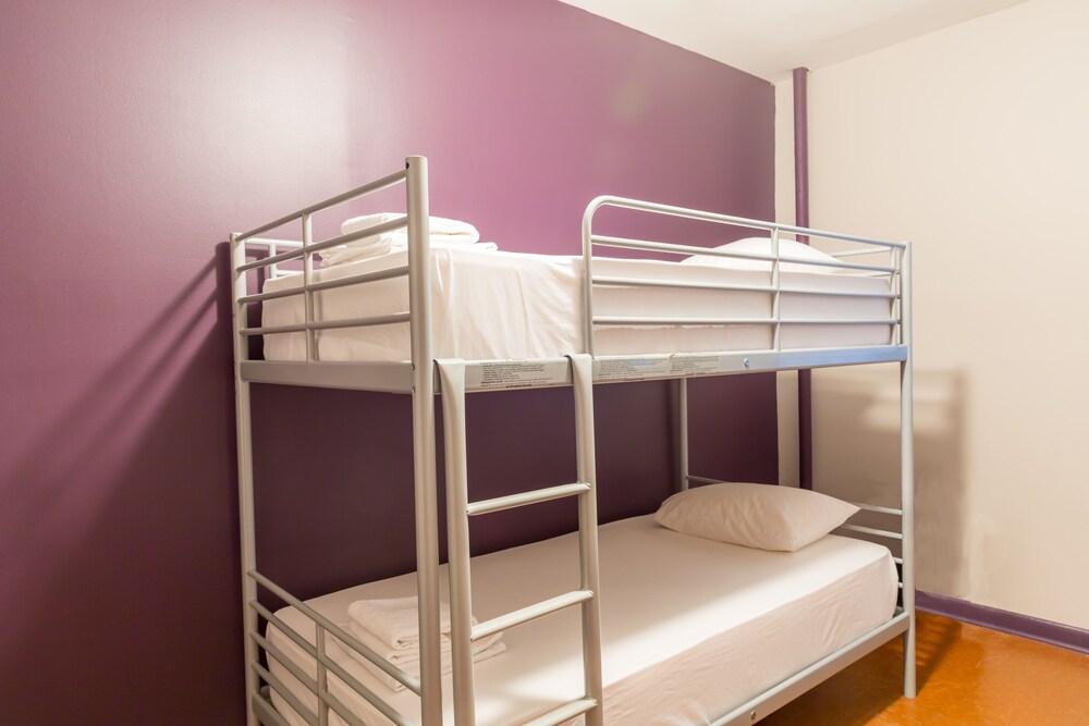 The Broadway Hotel and Hostel - photo 21