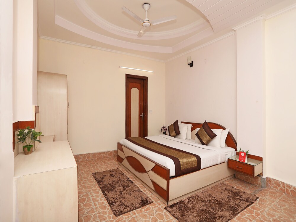 Oyo 9765 Hotel Royal Queen — Karol Bagh
