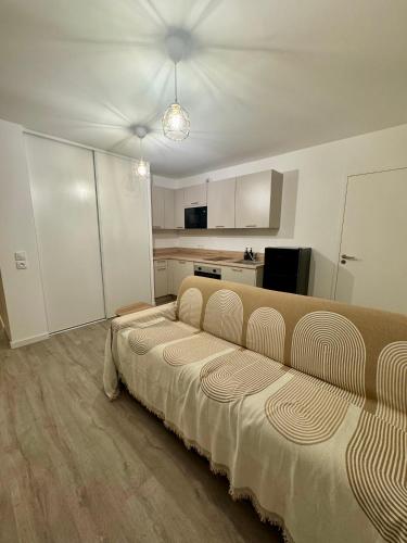 Studio Moderne Et Tout Equipe Proche du Rer Paris & Aeroport D'orly En 20 Min Lit Bebe Sur Demande — hotel in Vitry-Sur-Seine