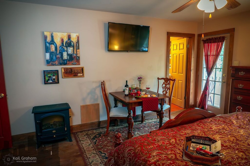 Equinox Inn at Canyon Lake - photo 25