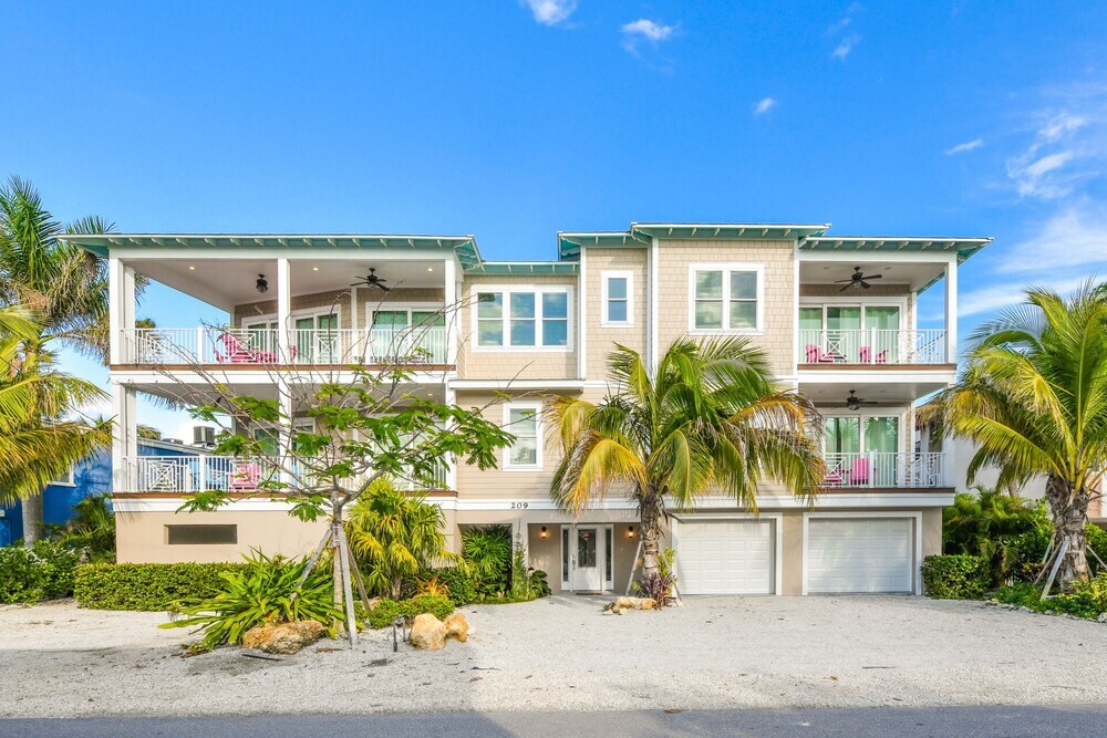 Tropical Hideaway by AMI Locals — 4-Star Luxury Hotel in Bradenton Beach, United States