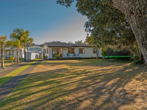 Wonderful Whangamata Whangamata Holiday Home — 4-Star Luxury Hotel in Whangamata, New Zealand