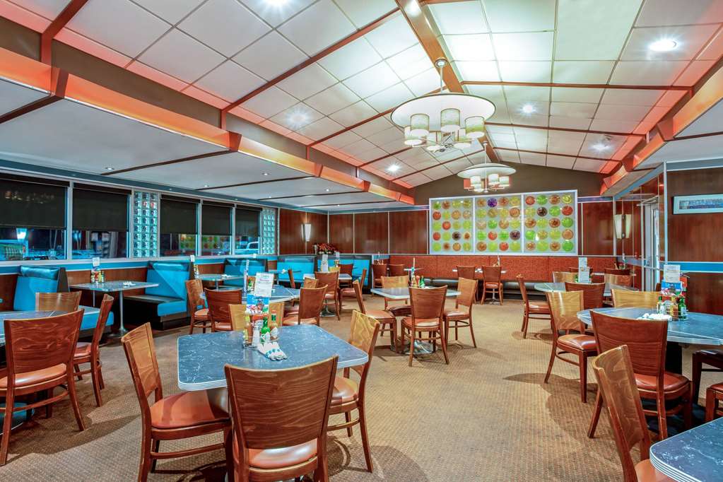 La Quinta Inn & Suites by Wyndham Stamford New York City - photo 18