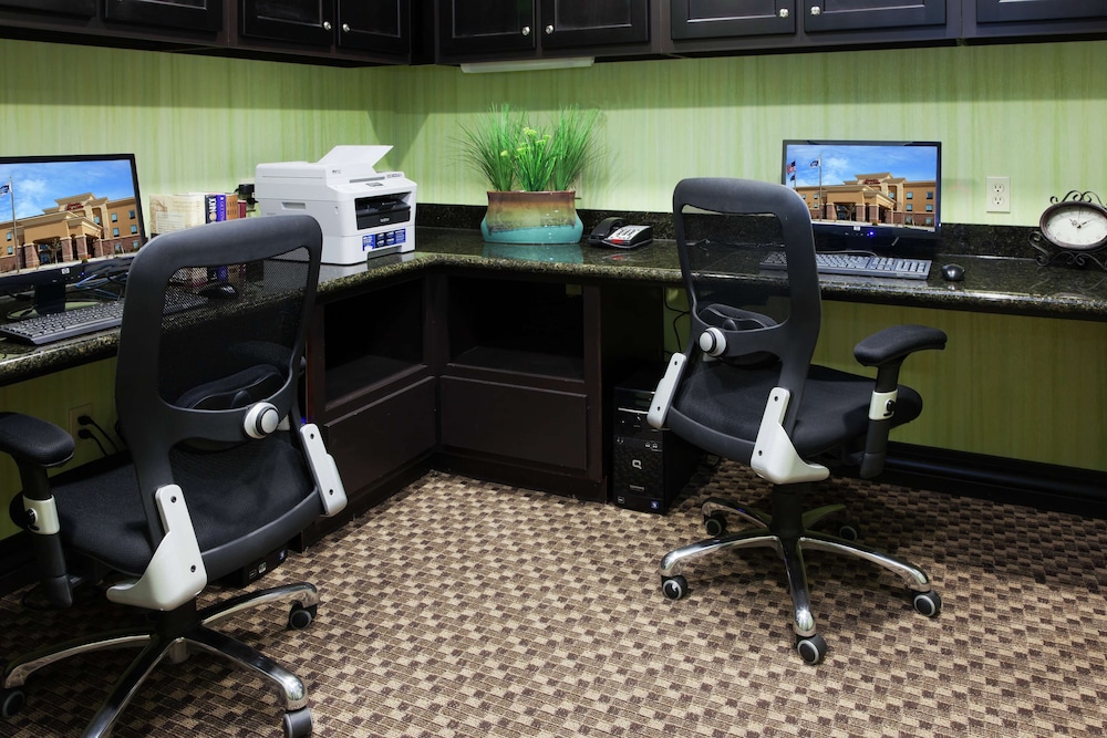 Hampton Inn & Suites Middlebury - photo 41