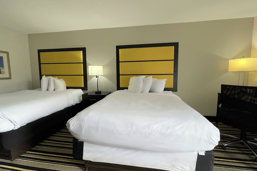 La Quinta Inn & Suites by Wyndham Jackson North - photo 13