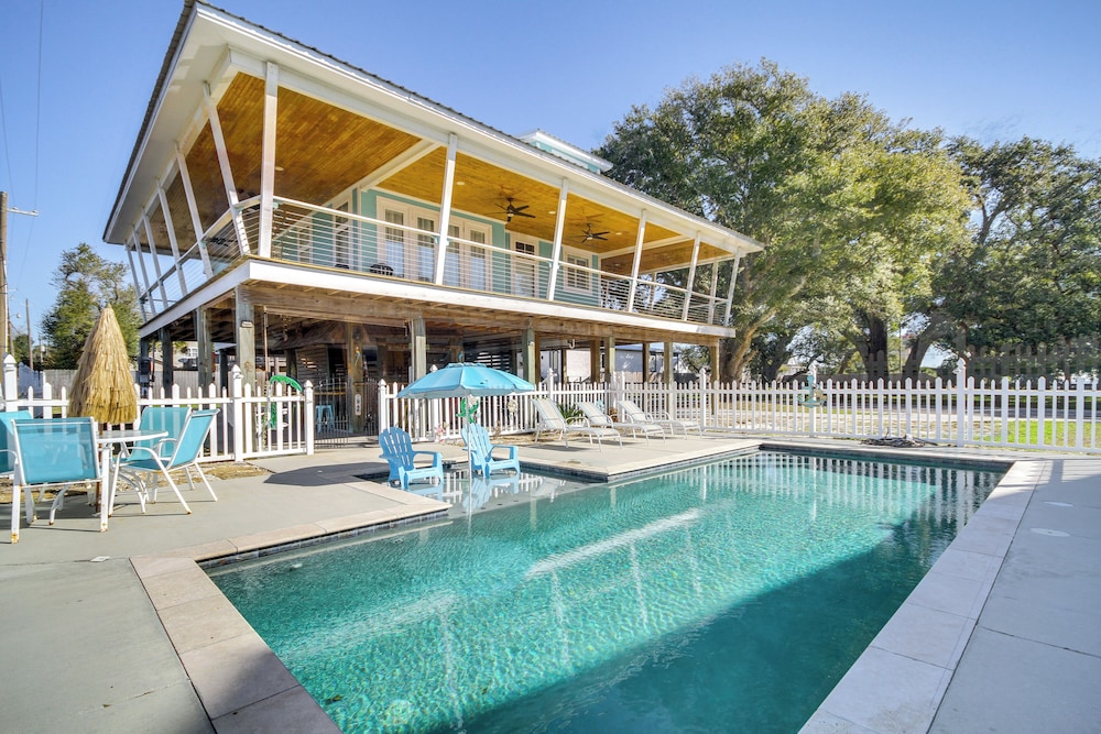 Walk to Beach Stunning Gulfport Getaway in Gulfport, United States