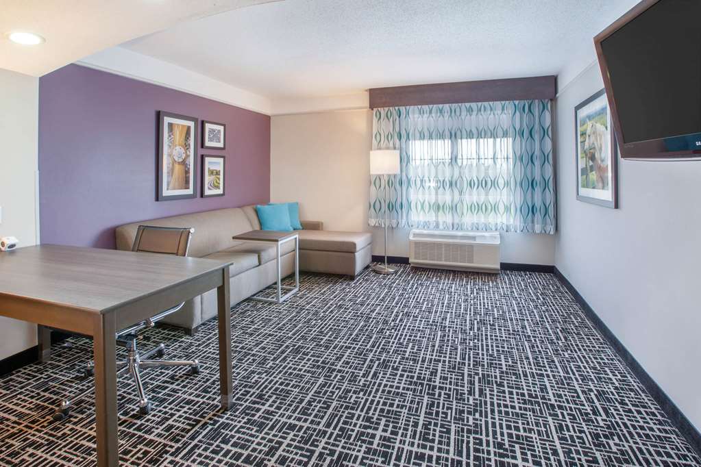 La Quinta Inn & Suites by Wyndham Cincinnati Airpt Florence - photo 11