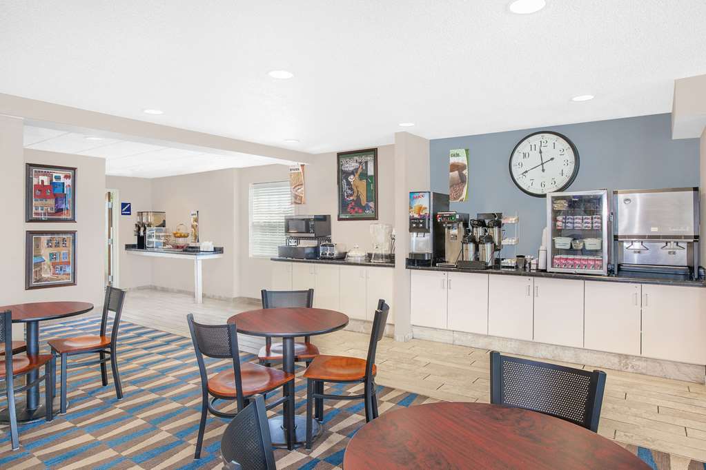 Microtel Inn & Suites By Wyndham Clear Lake - photo 16