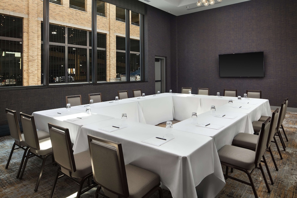 Embassy Suites by Hilton South Bend at Notre Dame - photo 32