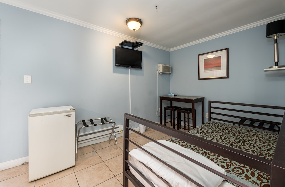 Boardwalk Hotel Charlee & Beach House Rentals - photo 30