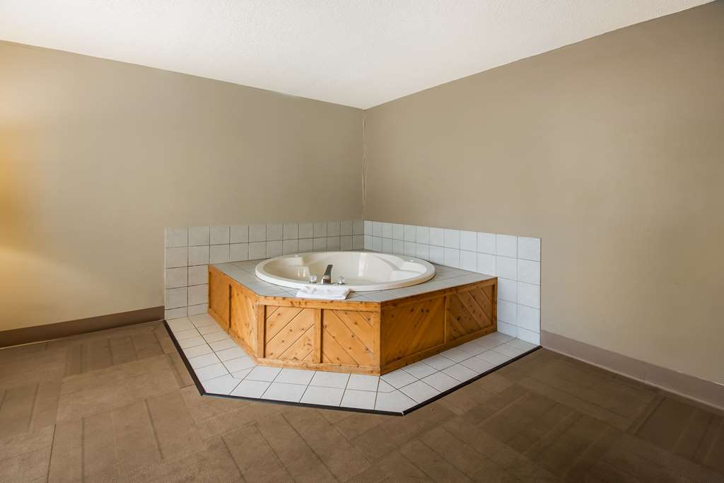 Econo Lodge Duluth near Miller Hill Mall - photo 8