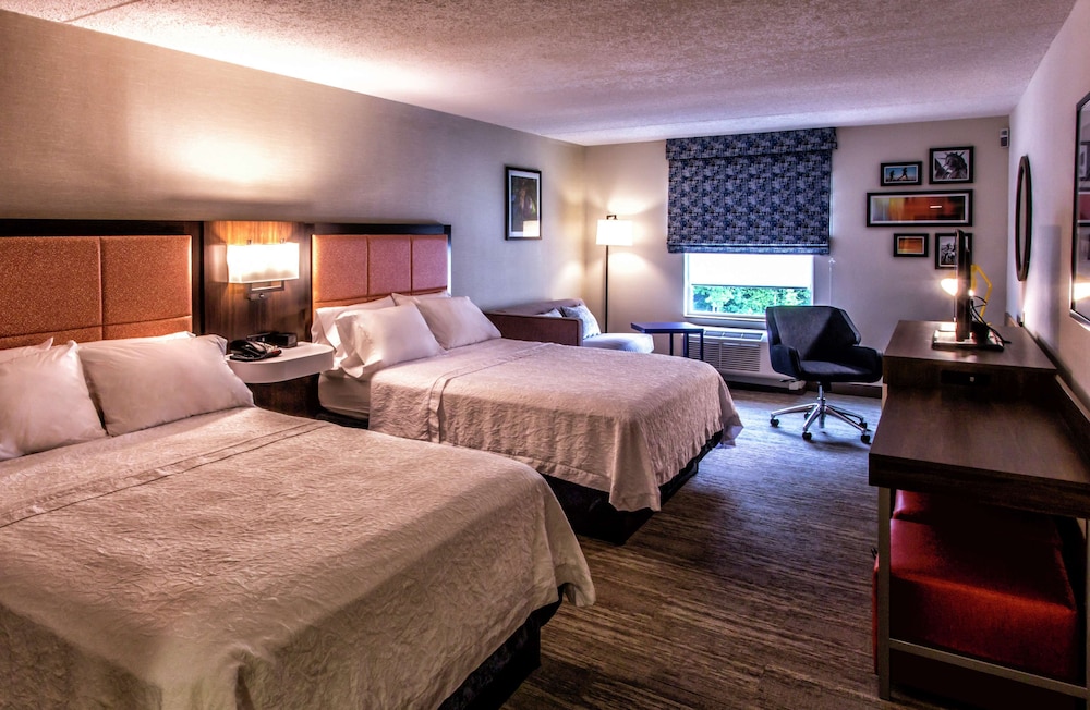 Hampton Inn & Suites Staten Island - photo 19