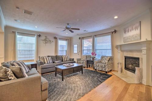 River Oaks 4BD Home Walkable to Whole Foods & Eateries — 4-Star Luxury Hotel in Houston, United States