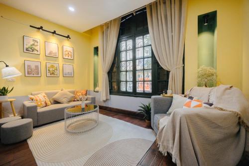 Duplex 3beds old quarter big window street view — 4-Star Luxury Hotel in Hanoi, Vietnam