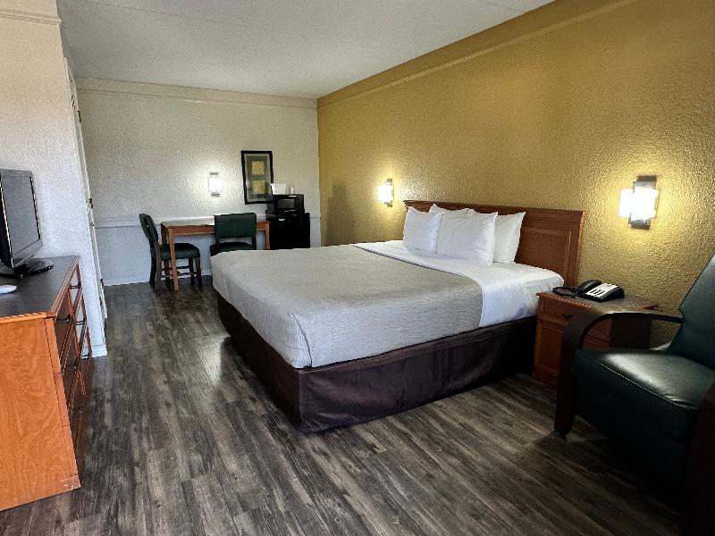Baymont by Wyndham Nacogdoches Near University - photo 12