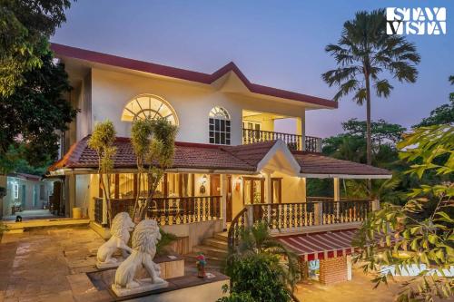 StayVista's Hillside Serenity Hill view villa with Outdoor pool Bar Spacious lawn and Indoor & Outdoor activities — 5-Star Luxury Hotel in Lonavla, India