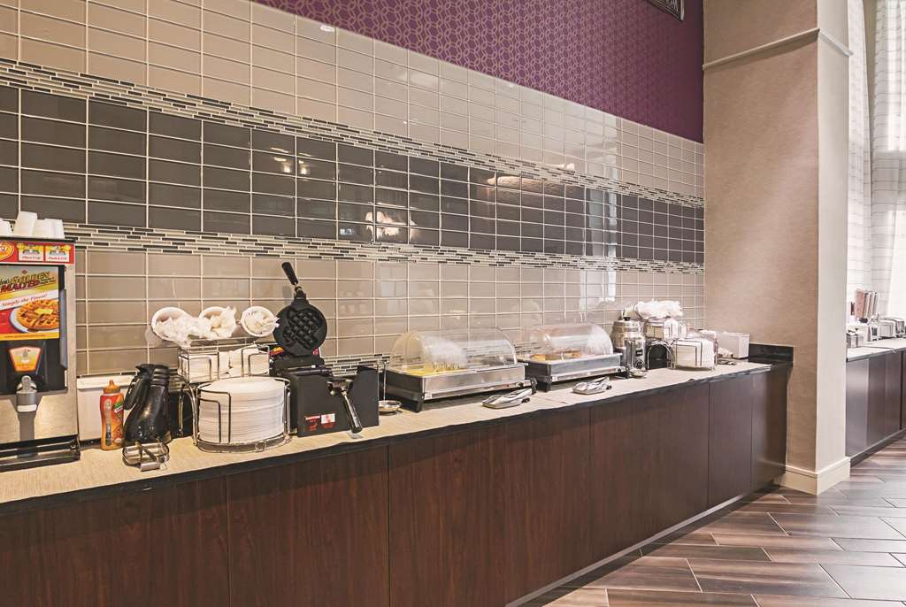 La Quinta Inn & Suites by Wyndham Fort Worth North - photo 46